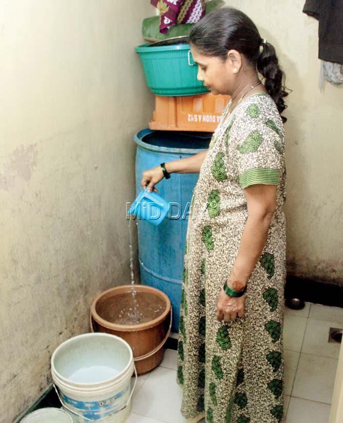 Residents had been getting dismal water supply for a week before it completely stopped on Monday. Pics/Tanvi Phondekar