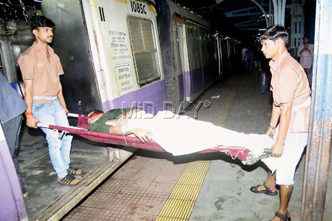 The unidentified man, who was seriously injured, was found on the tracks near Thane station. Pics/ Sameer Markande