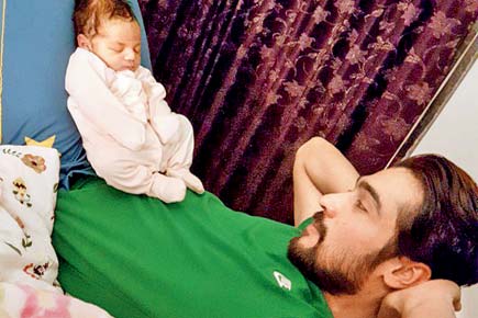 Mohammad Amir shares a cute photo with his infant daughter