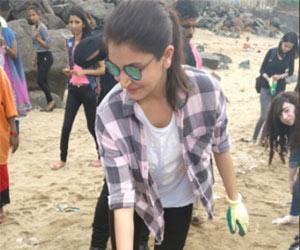 Swachh Bharat Abhiyan ambassador, Anushka Sharma cleans Versova Beach