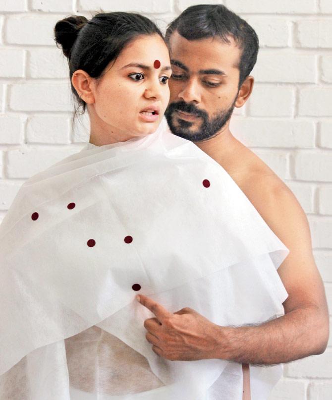 The performance combines dance and imagery and features actors Arpit Singh and Surbhi Dhyani