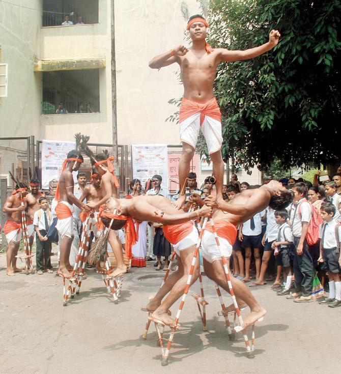 Jargram Brotochari Samiti dance troupe from West Bengal showcases various formations that are part of Raibenshe, in a Vile Parle West bylane. Pics/Tanvi Phondekar