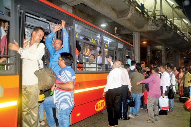 Concerned Kalyan residents seen helping commuters get into the KDMT buses at the station. Pic/ Shrikant Khuperkar