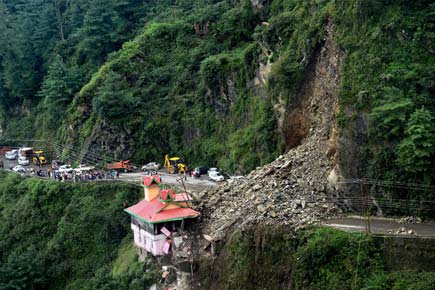 Massive landslide near Shimla, videos go viral