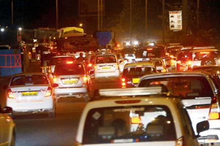 Mumbai: Traffic snark after truck breaks down at Kandivli at midnight
