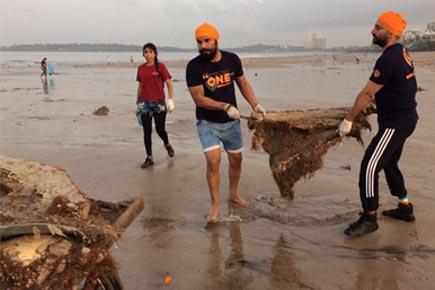 Randeep Hooda helps in cleaning Mumbai's Juhu and Versova beaches