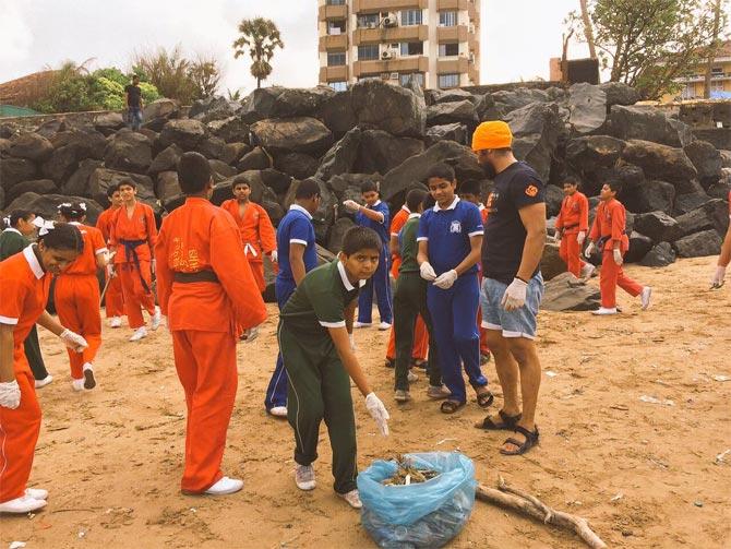 Randeep Hooda helps in cleaning Mumbai beach