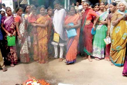 Telangana women burn 'poor quality' saris given as gifts