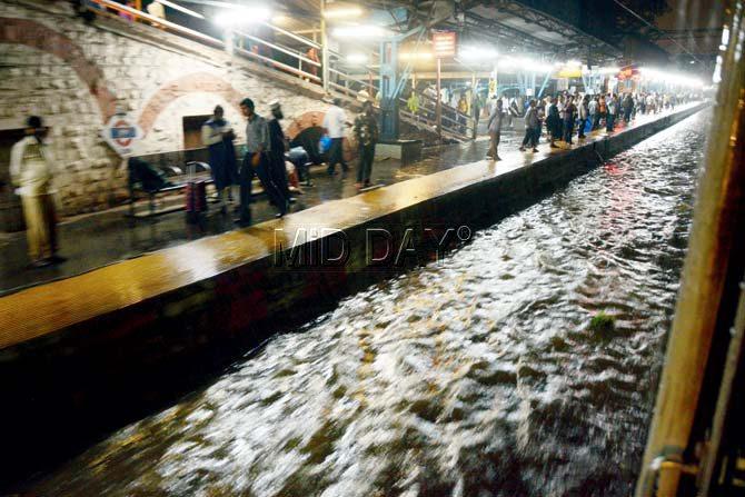 Commuters were stranded after water logging at Sion railway station and Hindmata in Dadar. Pics/ Satej Shinde