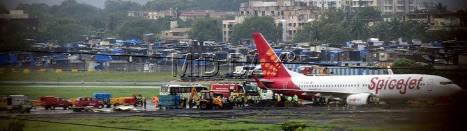 Spicejet flight stuck in mud at Mumbai airport