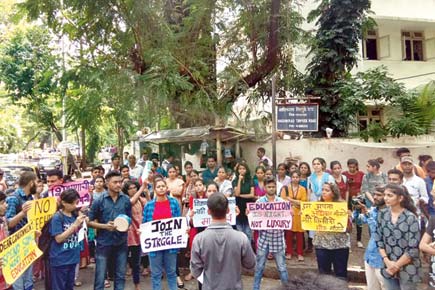 Nirmala Niketan students slam MU, refuse to pay revised exam fee