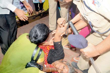Woman attacks commuters on CST-Titwala local, flees