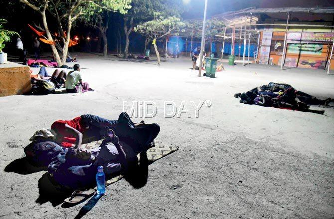 Candidates, who have come from across the state, sleep in the open at Aarey Colony. Pics/Atul Kamble