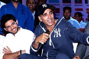 Mumbai: Aaditya Thackeray, Akshay Kumar open bio-toilets at Juhu beach