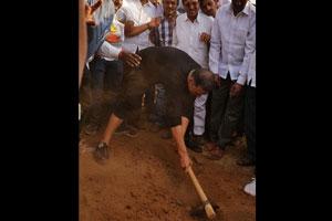 Akshay Kumar helps a drought-prone area with water harvesting