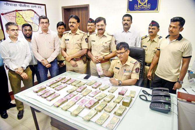 Naupada police with the recovered money. Pic/Sameer Markande