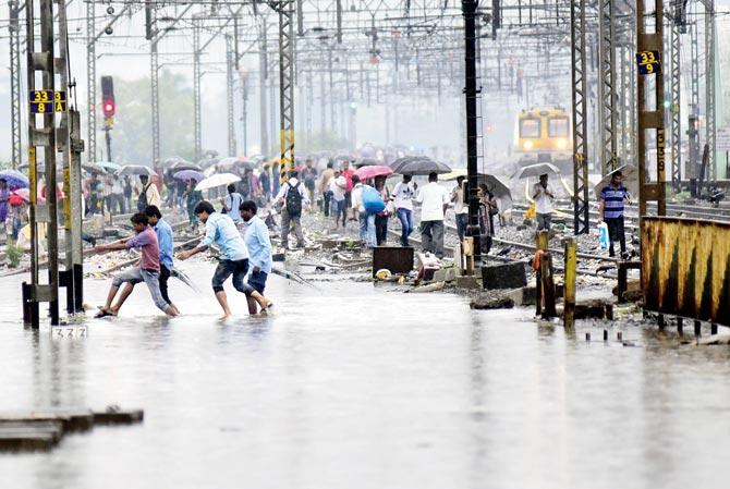 At certain locations, there were issues hindering the flow of water under tracks from railway culverts to BMC drains