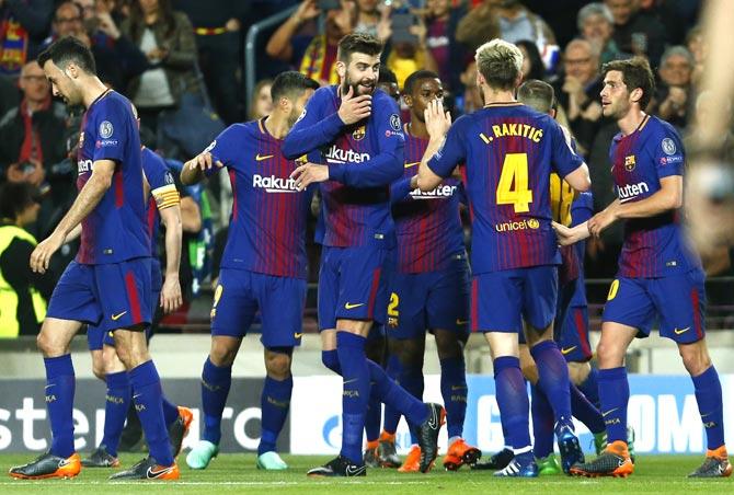  Barcelona players celebrate Roma