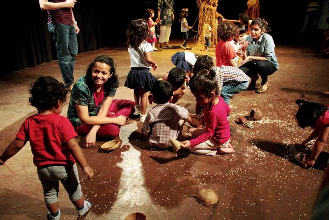 Actor Barkha Fatnani, who plays a little girl in Shaili Sathyu’s Chidiya, Udd!, encourages toddlers to engage with objects used in the play