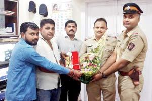 Mumbai: Colaba cops return bag with gold worth lakhs found on bonnet of car