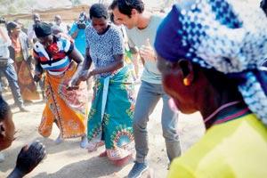 Roger Federer plays, dances with kids in Zambia