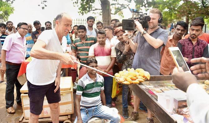 Hussain tries his hand at frying vadas at a stall in Fashion street. Pic/Bipin Kokate