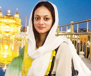 Karamphaldata Shani fame Kajol Srivastava visits Golden Temple