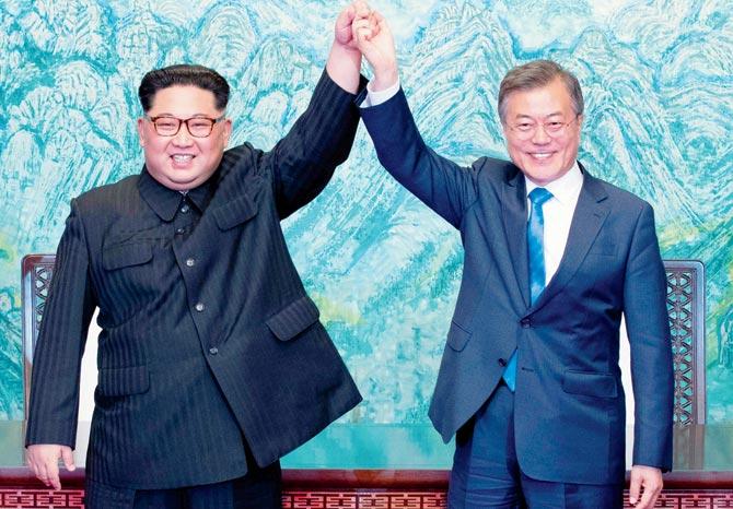 Kim Jong Un and Moon Jae-in in Panmunjom; Kim has offered to visit Seoul 