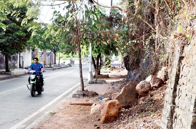 The road in Worli next to the hilly section, which poses a danger of landslides. Pics/Shadab Khan