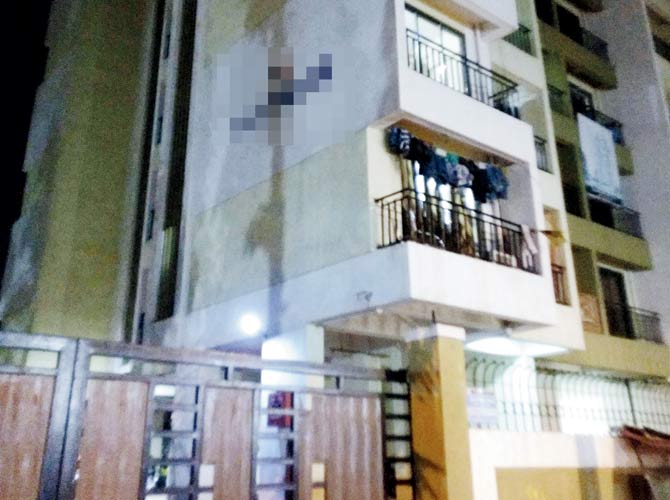 The Malad residence of the accused; the watchmen of the building that the family of the accused lives in at Andheri said they had neither seen him nor the cops in the building. Pics/Nimesh Dave
