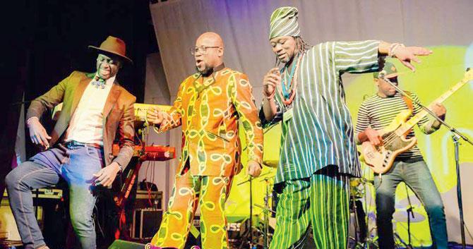 Mestre Petchu (centre) performs on stage