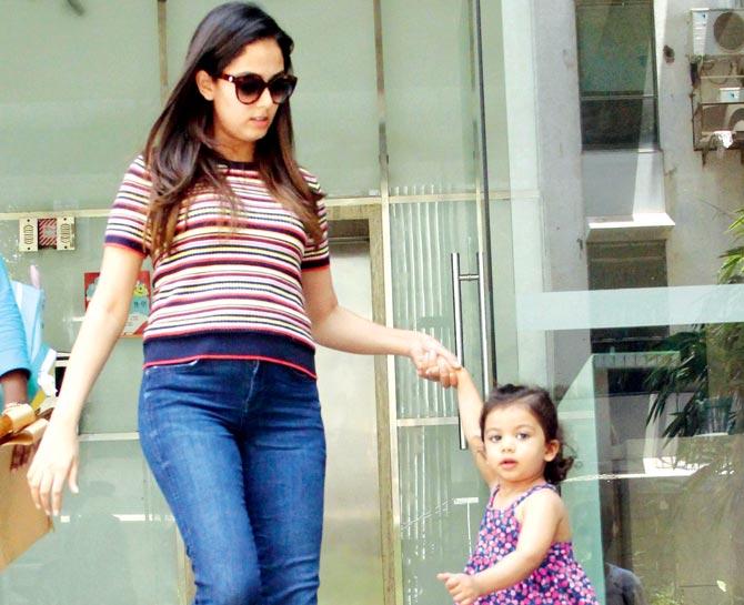 Mira with daughter Misha Kapoor