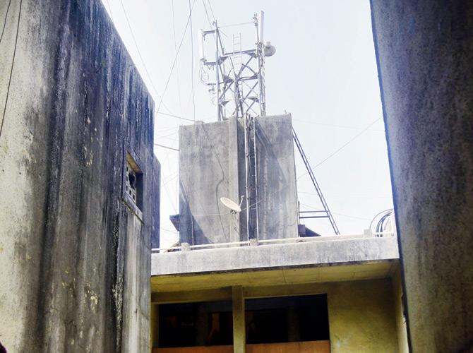 The illegal mobile tower is on the terrace of Rajyog society in the Suprabhat housing complex. Pic/Sameer Markande