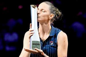 Karolina Pliskova downs Vandeweghe to clinch second claycourt trophy