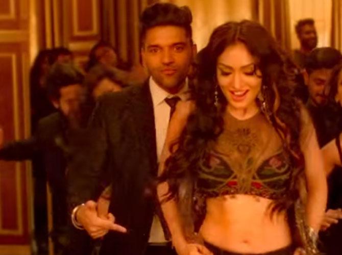 Raat Kamaal Hai song