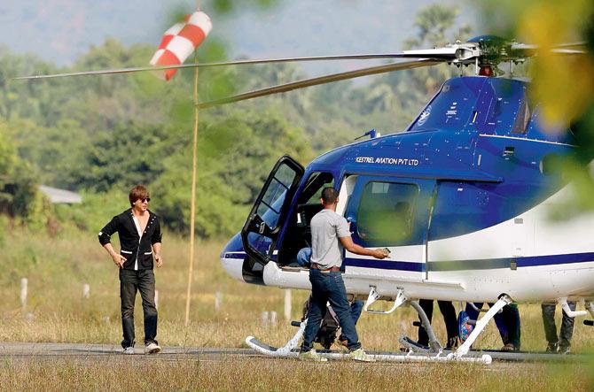 Shah Rukh Khan takes the chopper from Alibaug to Mumbai on his birthday last year