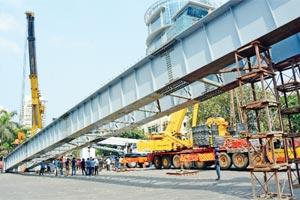 Mumbai: Crane topples, crashes girder at SV Rd flyover site