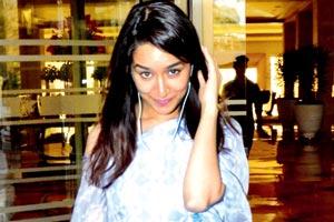 Shraddha Kapoor's in such a hurry to leave she forgot to buckle up her bag!