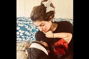 Twinkle Khanna posts an adorable photo with daughter Nitara