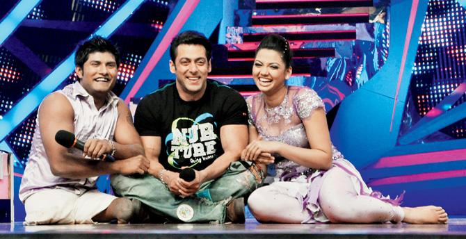 Vinod Thakur (left) with Salman Khan on the sets of Nach Baliye. Pic/Yogen Shah