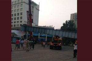 Mumbai: Girder, crane collapse on SV road near MTNL bridge