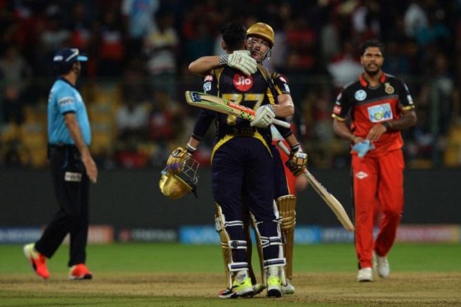 Kolkata batsman Chris Lynn (C-L) hugs teammate Shubman Gill after winning the match against Bangalore. Pic/AFP