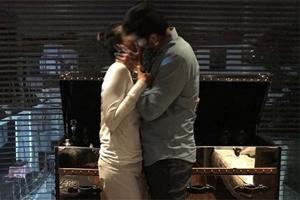 This pic of Mahesh Babu locking lips with wifey Namrata Shirodkar is going viral