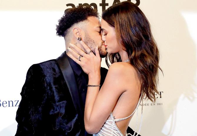 Neymar kisses Bruna at the gala. Pic/AFP