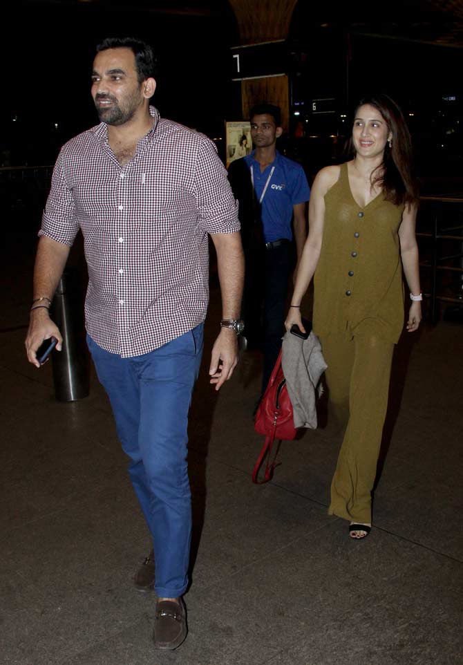 Zaheer Khan and wife Sagarika Ghatge were seen at Mumbai airport smiling away (Pics/ Yogesh Shah)