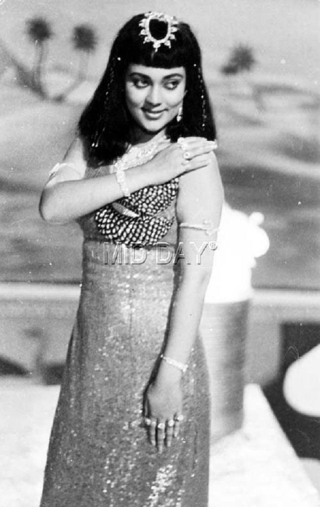 In the year 1990, we saw a film based on the story of the reincarnation of people in the form of a snake. One such film, 'Nag Nagin', starring Rajiv Kapoor and Raza Murad, did release at the box office but was termed as a super flop film back then. Mandakini had played a 'naagin' in this one!