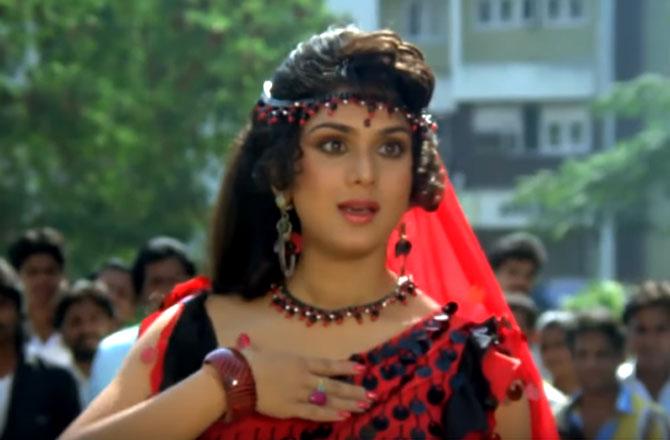 The pretty lady of tinsel town, Meenakshi Seshadri, who shook cinegoers with her breathtaking role in and as 'Daamini' too ruled the mythological world of serpents. Meenakshi Seshadri appeared in the 1989 film Nache Nagin Gali Gali in the role of Meenakshi Nagin. Currently away from the limelight, Meenakshi Seshadri gave us some of the most appealing characters on the silver screen.