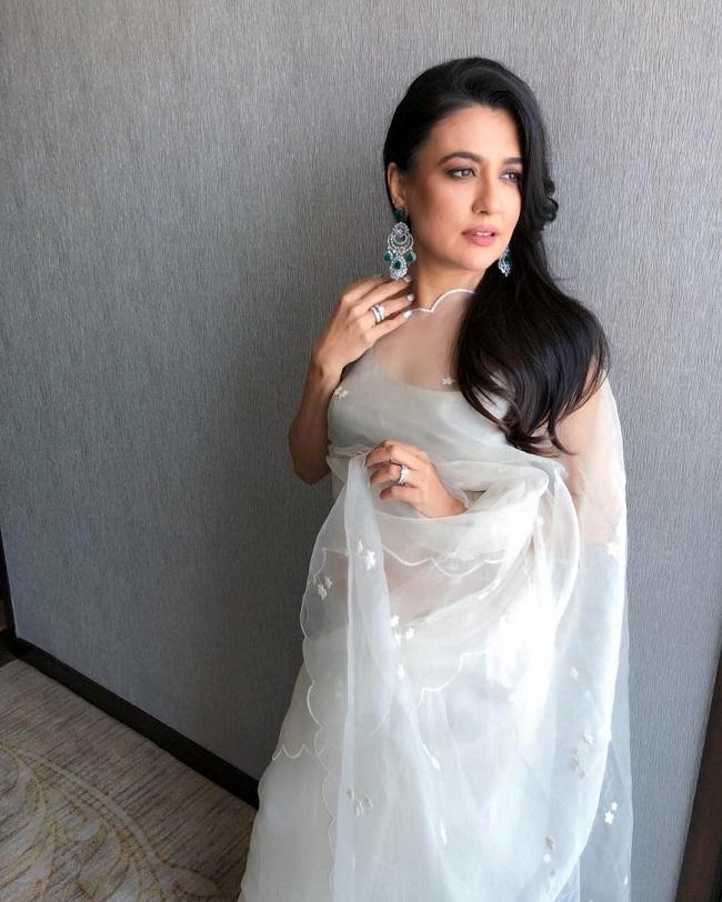 Mini Mathur initially took up a job as an advertising professional at J Walter Thompson, New Delhi, through IMT Campus Placement. She was a brilliant student academically.