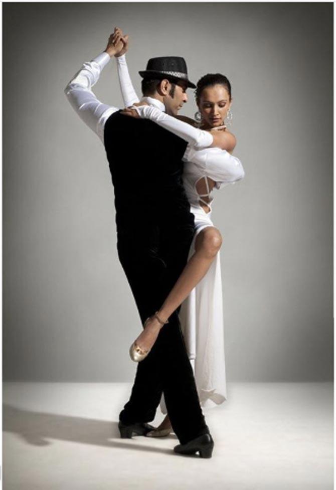 Dipannita Sharma loves dancing and she finds this as an ultimate stress buster. Her workout sessions also include some cha-cha and jive. Dipannita is also a good friend of the celebrity dancer Sandeep Soparkar.