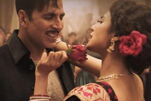 Akshay Kumar showers love on Mouni Roy in new Gold song Monobina